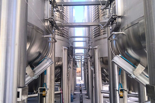 CASOS DE EXITO, PARQUE 130 TANQUES BODEGA LATINOAMERICA 08-07-26 Parque de 130 tanques para bodega en Latinoamérica